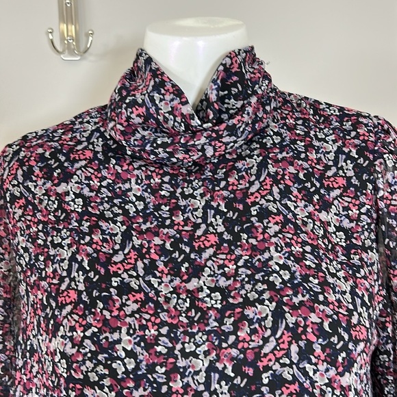EVEREVE Scarlett Gathered Mock Neck Floral Keyhole Back Blouse Top Sz S - Picture 4 of 13